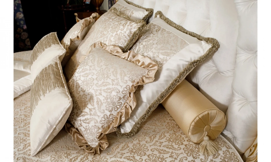 Спальня Rampoldi Комплект: Кровать (Gold Leaf)+2 Тумбы (Walnut+Gold)+Покрывало И Декоративные Подушки - фото 6